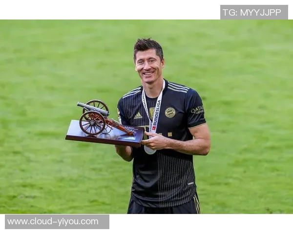 莱万在欧冠赛场火力全开10场打入12球领跑射手榜稳居金靴之位